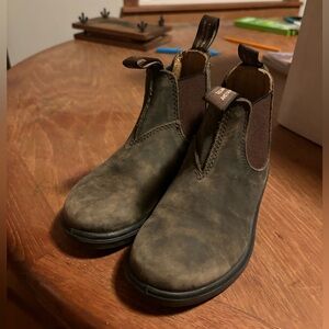 Like new blundstone Chelsea boots